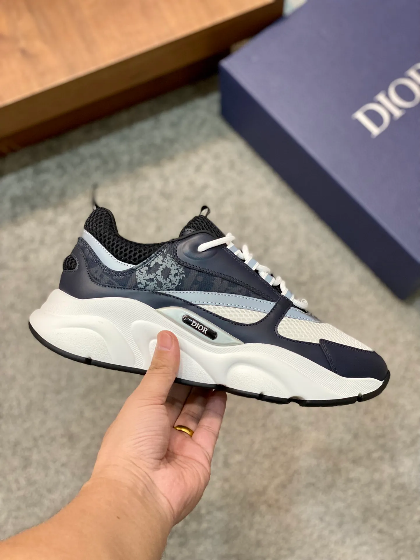 Factory price: 500💰 Dior B22 men's jogging fashion sneakers. This item draws inspiration from retro jogging shoes. It adopts a thick low-top design, with an upper made of leather and mesh fabric, and a black and white engraved rubber sole. The side is decorated with an embossed "Di~r" logo. Code number: 38-45 (38, 45, 46 can be customized)